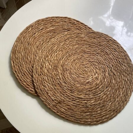 Темні круглі солом'яні підставки на стіл