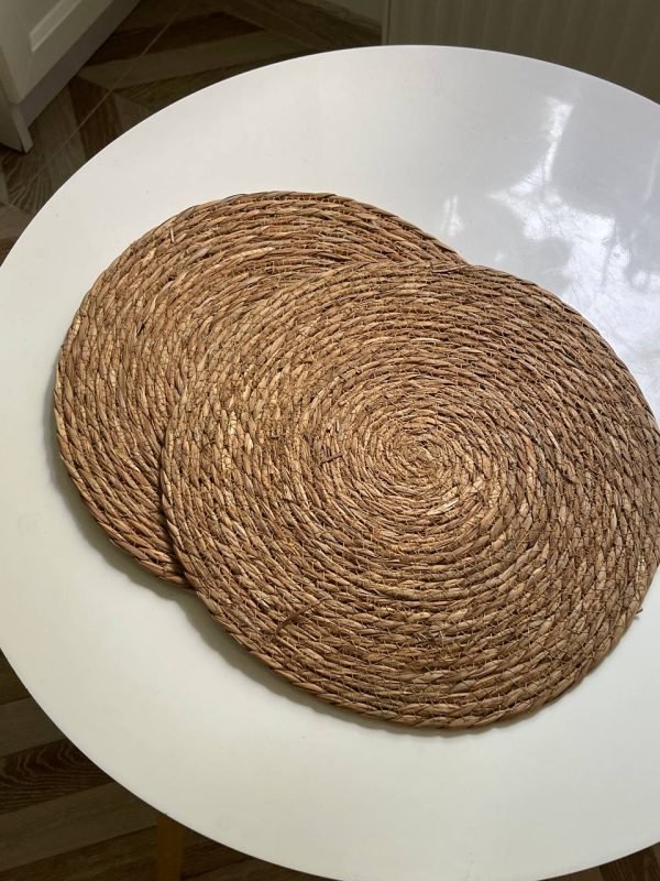 Темні круглі солом'яні підставки на стіл - Зображення 1