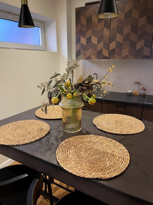 Темні круглі солом'яні підставки на стіл - Зображення 4