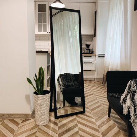 чорне дзеркало на ніжці