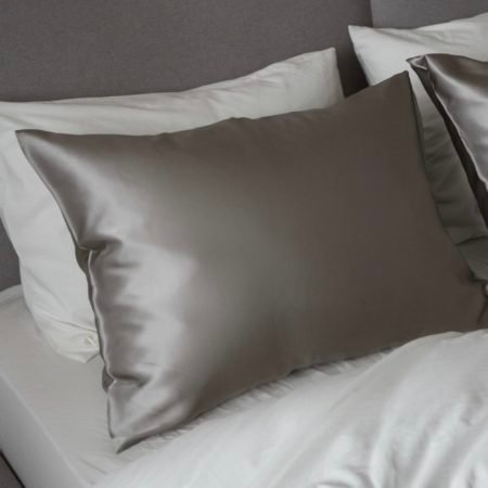сіра шовкова наволочка на подушку