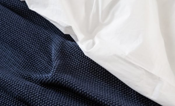 синє бавовняне покривало