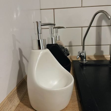 Білий дозатор для рідкого мила