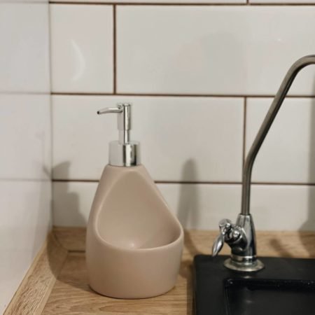 Бежевий дозатор для рідкого мила