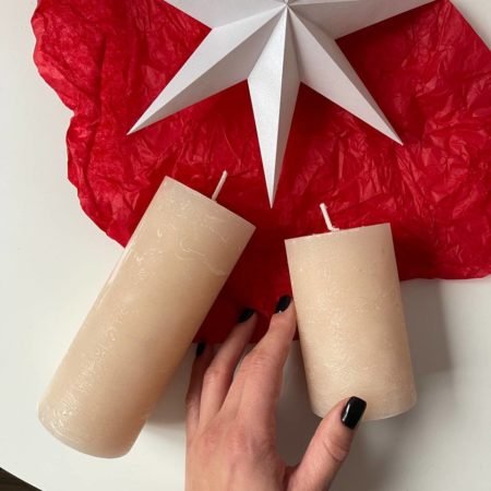 Бежеві целіндричні свічки