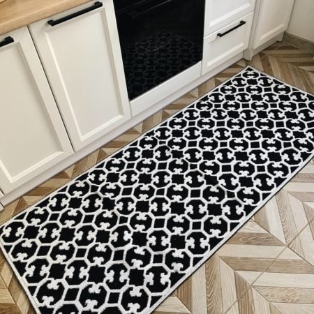 Чорно - біла килимкова доріжка